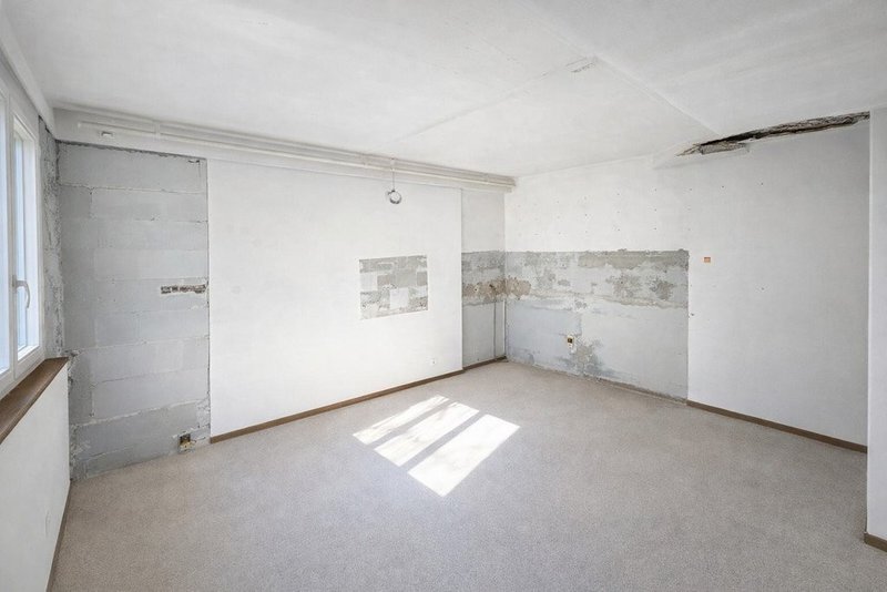 Unfertig_renoviertes_Zimmer_bei_Tageslicht.jpg