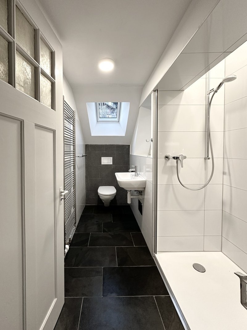 Salle de bain, WC : douche italienne, aération, sol ardoise, radiateur porte-linge, VELUX