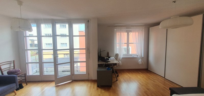 Lichtdurchflutetes Zimmer mit Balkon