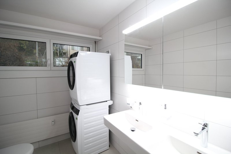 Neues Bad mit Badewanne / Dusche / Doppellavabo und Waschturm