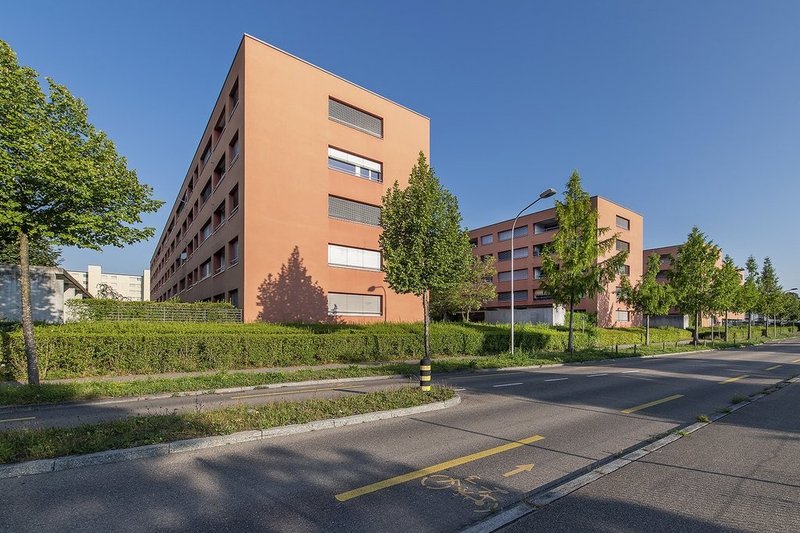 Die Wohnung befindet sich in der mittleren Blockzeile