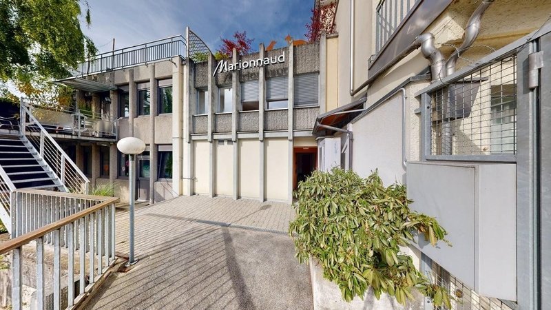 Aussenansicht Gebäude Hintereingang