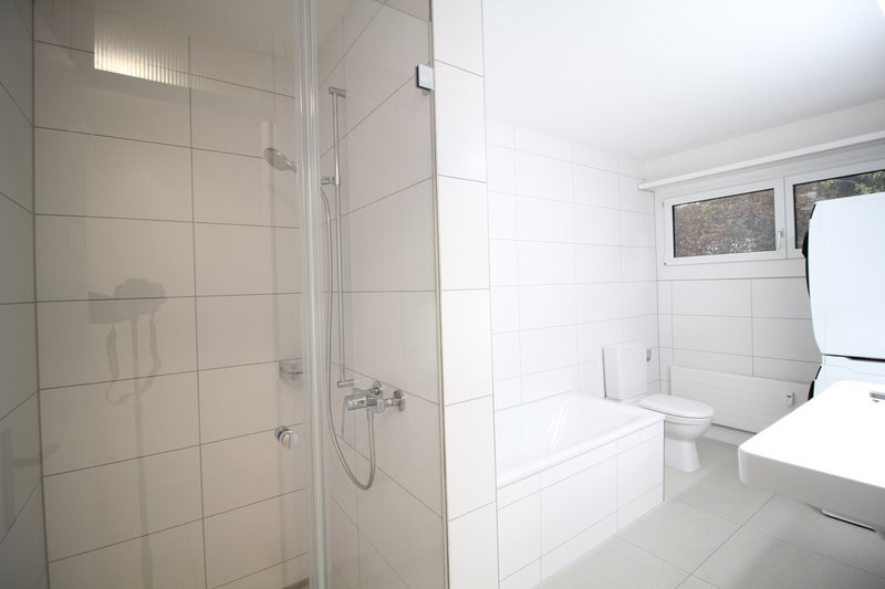 Neues Bad mit Badewanne / Dusche / Doppellavabo und Waschturm