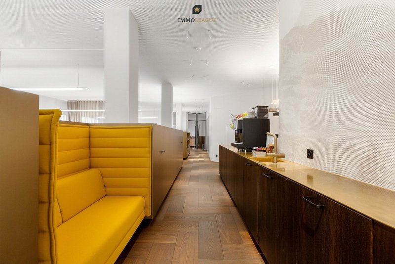 Zwischen den Büros ergänzt ein hochwertig gestalteter Bereich mit Kaffee-zone und Sitznische das Arbeitsumfeld und schafft Raum für kurze Begegnungen.