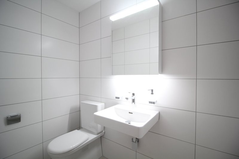 Separates WC mit Lavabo / Spiegelschrank / Unterbaumöbel