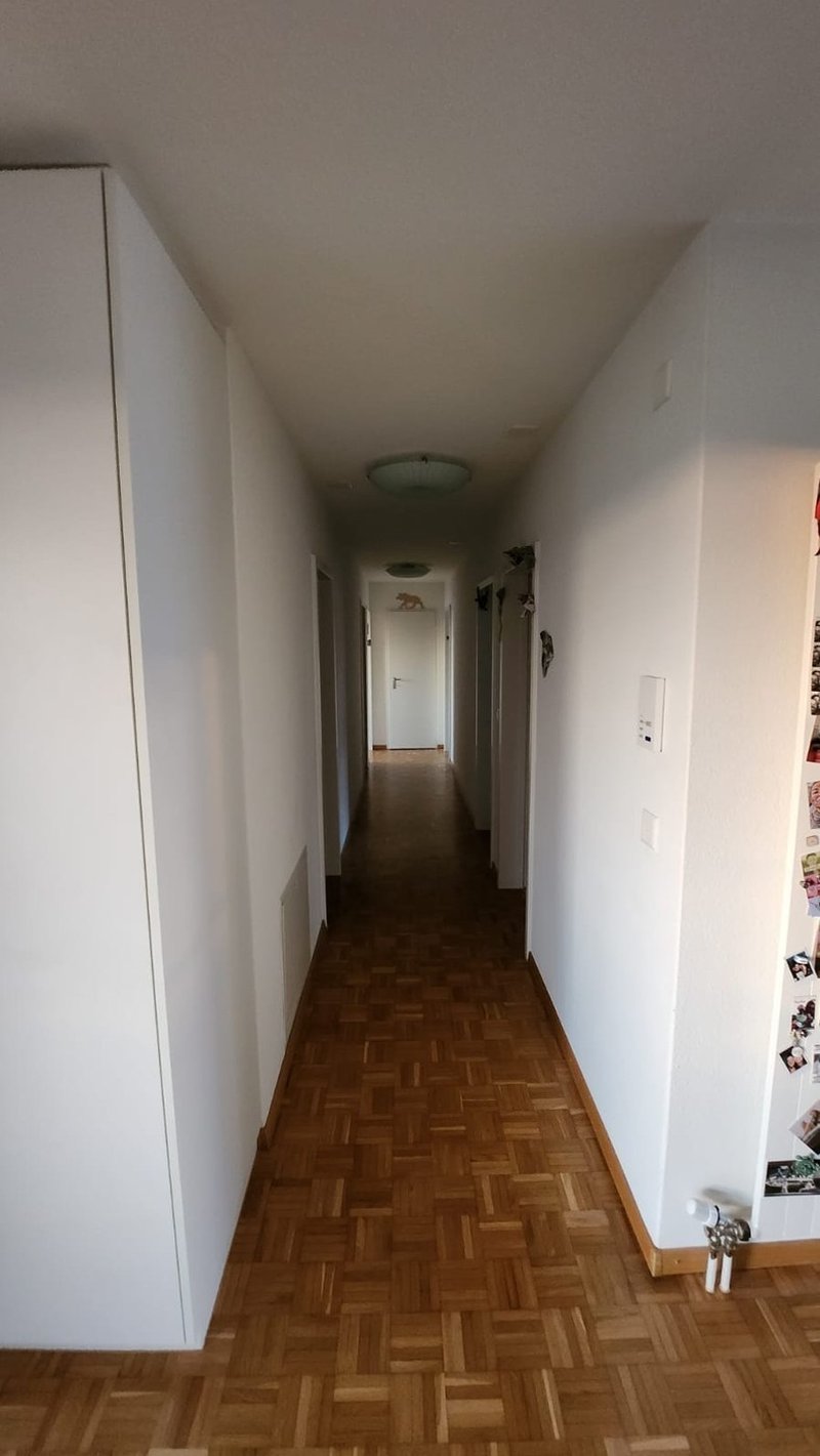 Gang zu den Bädern und Zimmern