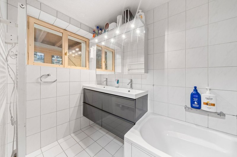 Der Blick aus dem Badezimmerfenster direkt zum Pferdestall.