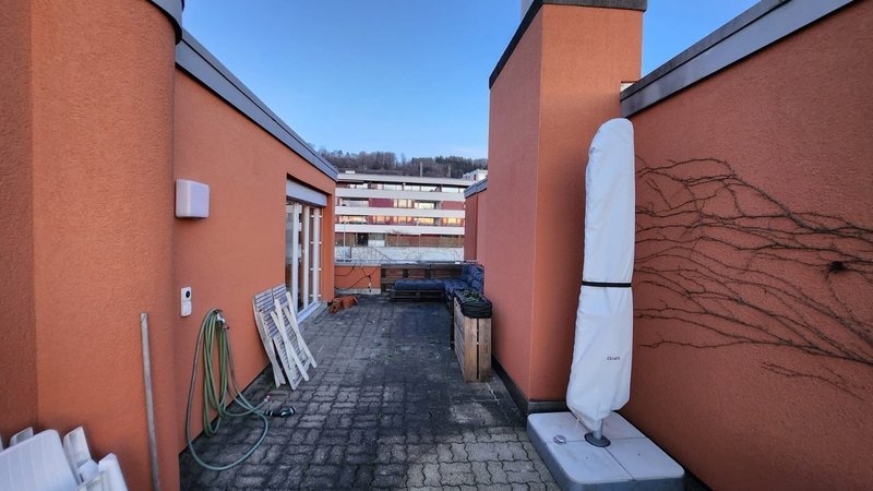 Unbedeckter Bereich der Terrasse mit Lounge