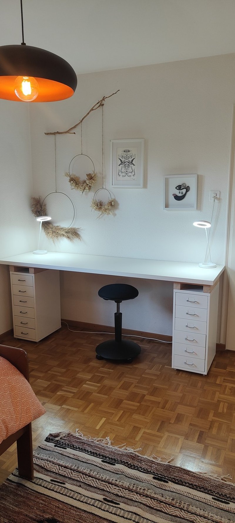 Bureau de 2m sur 50cm avec tabouret de bureau fourni et rangements