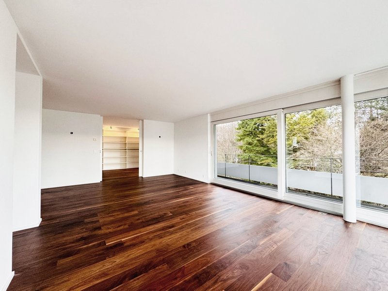 Wohnbereich mit Zugang zum 3. Zimmer/Bibliothek