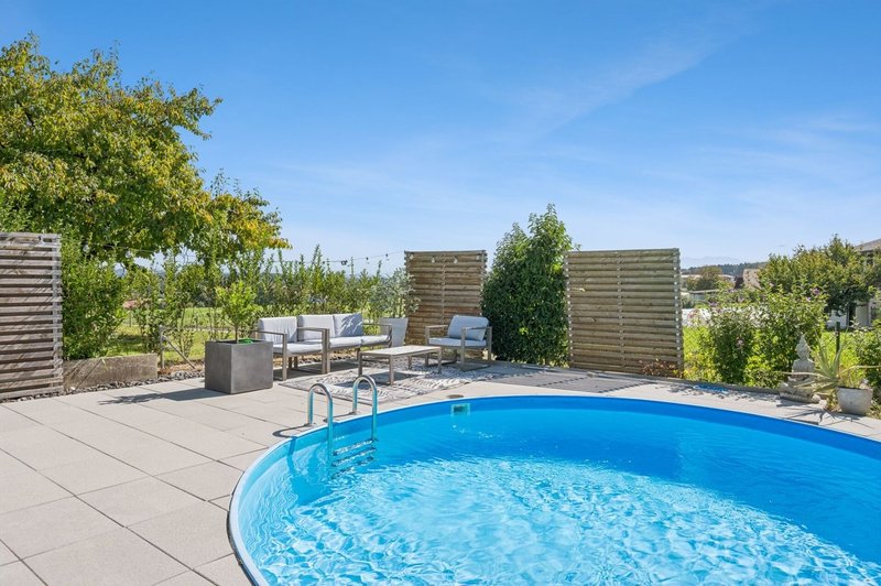 Poolbereich mit Sitzlounge