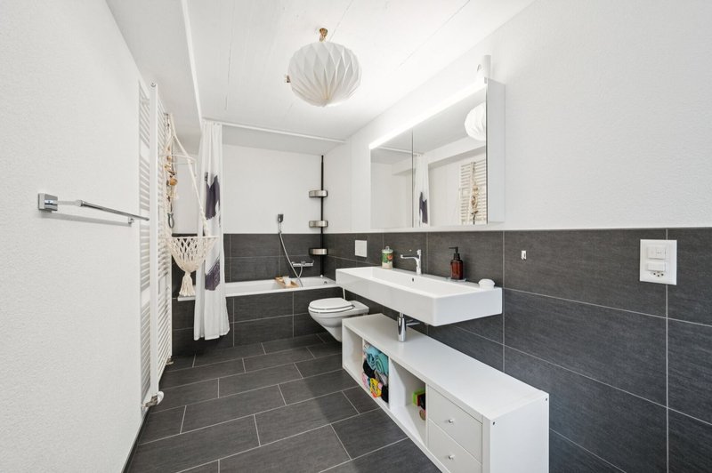 Badezimmer mit Badewanne