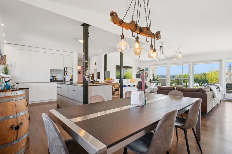 Wohn- und Esszimmer mit Zugang zur Terrasse