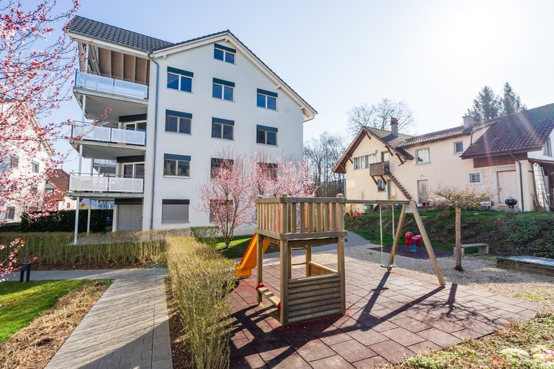 Aussenansicht mit Spielplatz