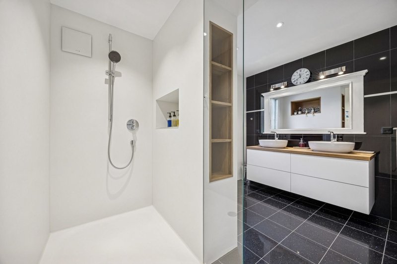 Stilvolles Badezimmer mit Doppelwaschtisch