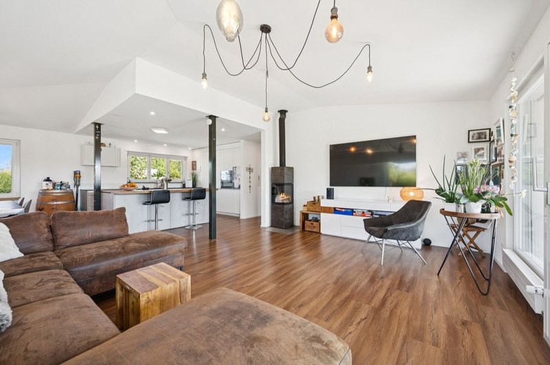 Wohn- und Esszimmer mit Zugang zur Terrasse