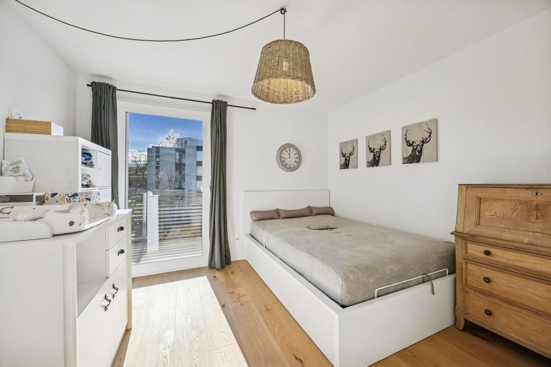 Lichtdurchflutetes Zimmer