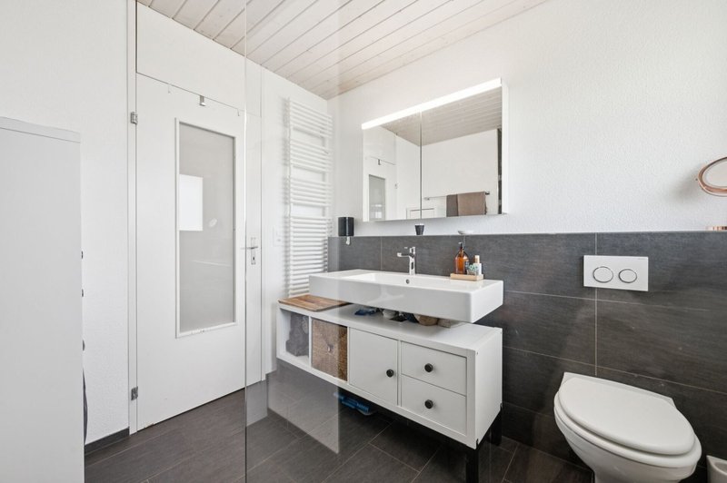 Badezimmer mit bodenebener Dusche