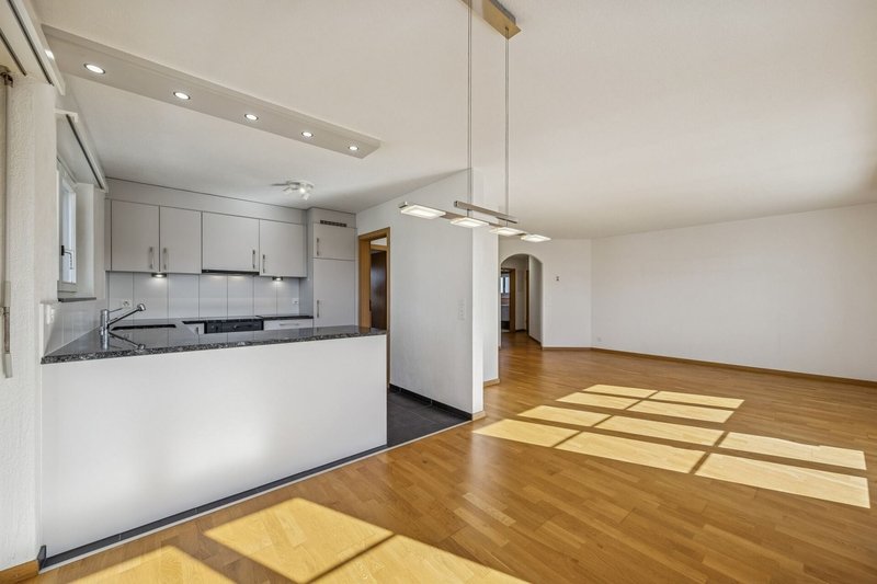 Küche mit Wohn- und Essbereich