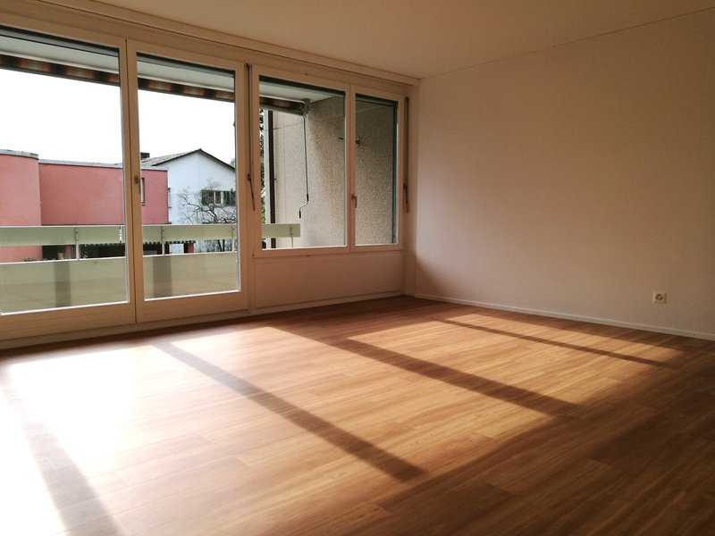 Grosszügiges, helles Wohnzimmer...