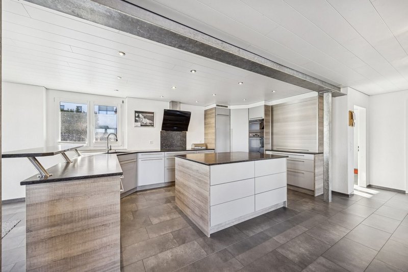 Moderne Küche mit Kochinsel