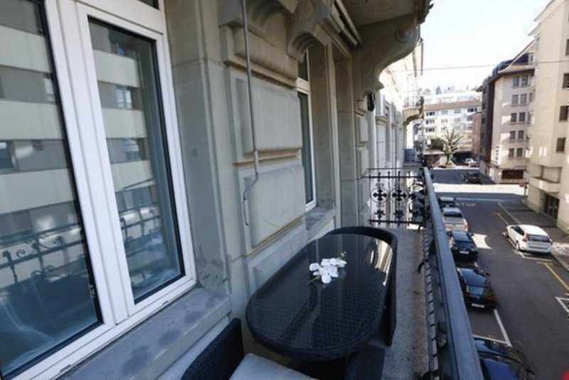 Strassenansicht mit Balkon / Street view with balcony