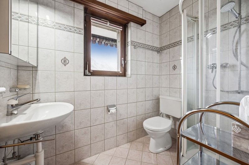 Badezimmer mit Dusche