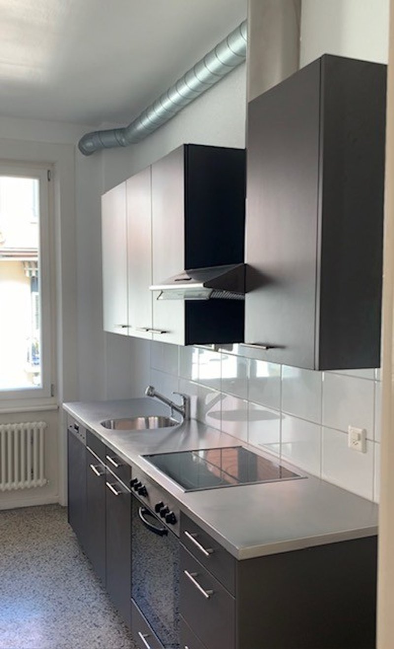 moderne Küche mit separatem grossen freistehendem Kühlschrank