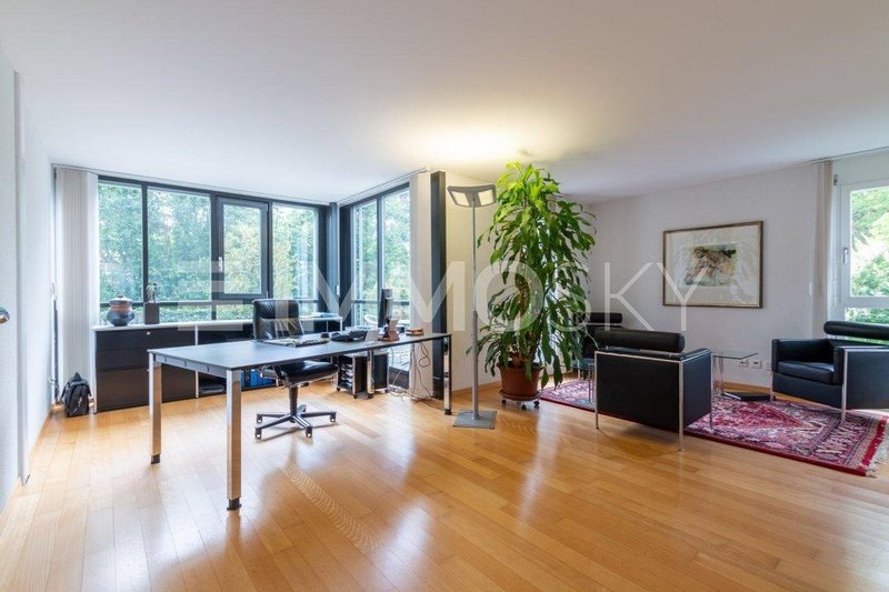 Helles Büro mit Terrasse