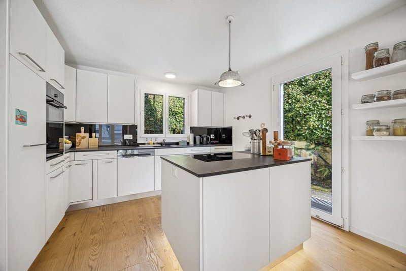 Grosszügige Küche mit Kochinsel