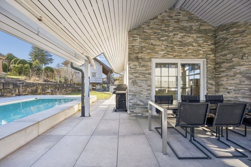 Stilvoller Aussenbereich mit Badezone