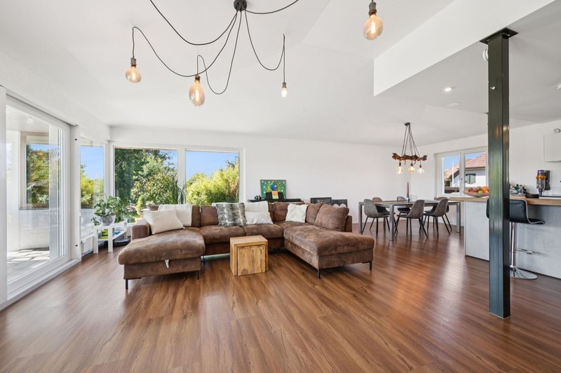 Wohn- und Esszimmer mit Zugang zur Terrasse