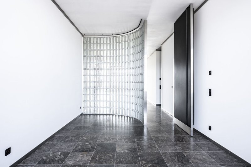 08_Zimmer mit Glasbausteinwand.jpg