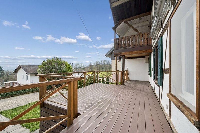 Grosszügige Holzterrasse
