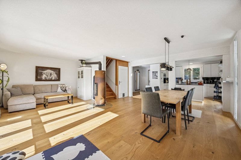 Stilvoller Wohnbereich mit viel Licht