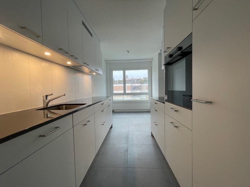 Küche mit Sicht auf den Essbereich