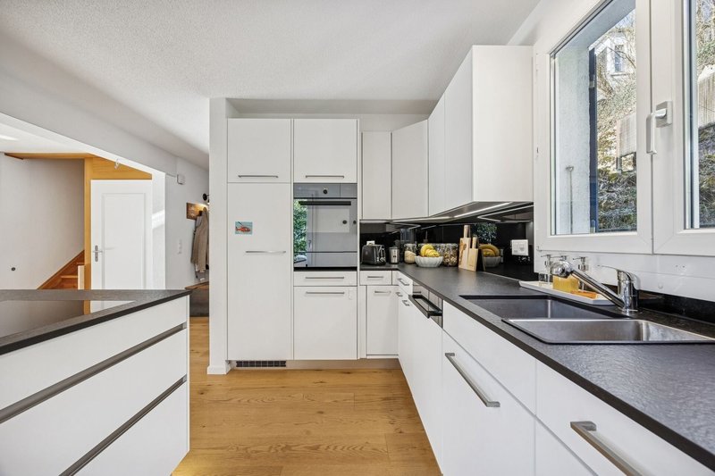 Helle Küche mit viel Arbeitsfläche