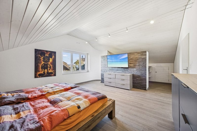 Helles Zimmer mit viel Platz