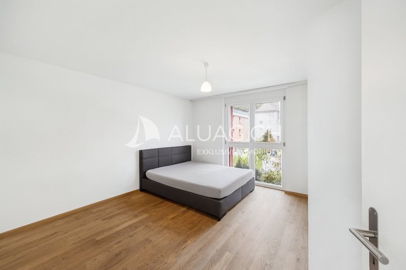 Die Zimmer begeistern mit edlem Holzparkett und komfortabler Grösse