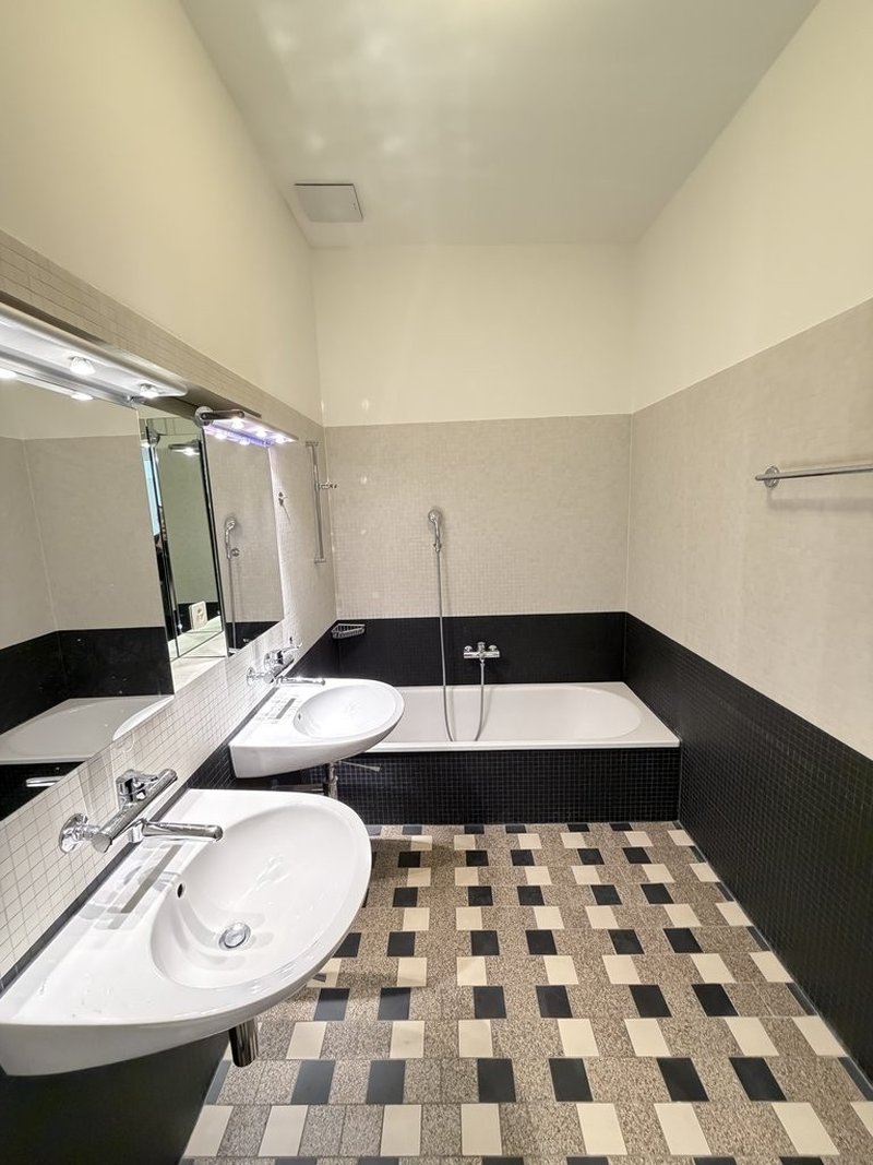 Badezimmer mit Badewanne