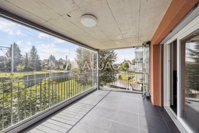 Auf dem Balkon verbringen sie tolle Abendstunden im Sommer mit geöffneter Verglasung