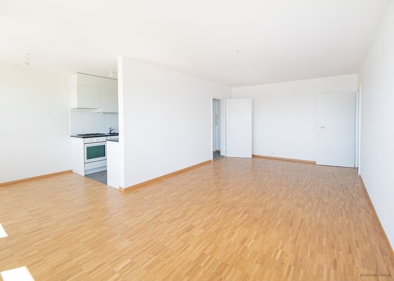 Wohnzimmer mit Blick richtung Küche und Essplatz