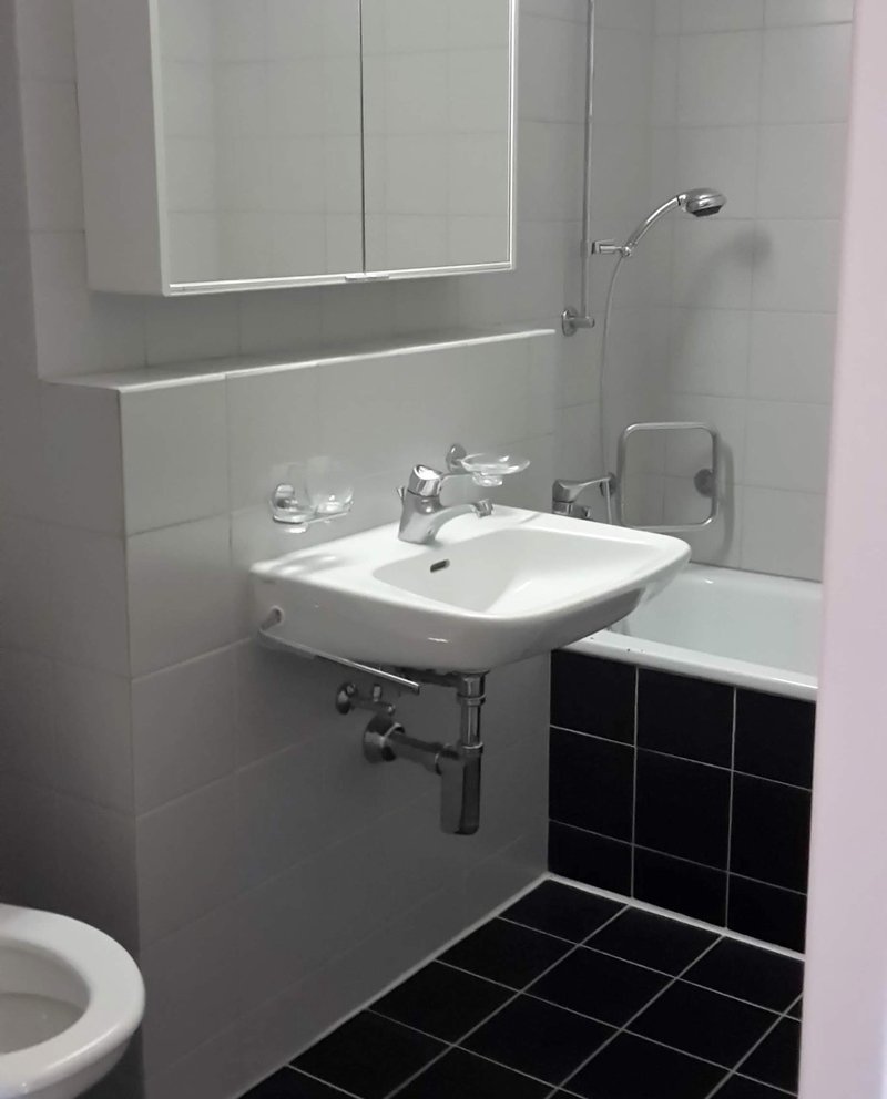 Hinweis: Das Badezimmerfoto dient lediglich als Referenz für die Plättli und Ausstattung und zeigt nicht exakt das Badezimmer dieser Wohnung.