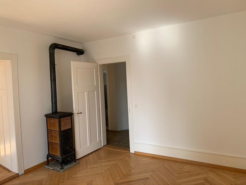 Wohnzimmer mit funtionirendem  Kachelofen aus der Jahrhundertwende