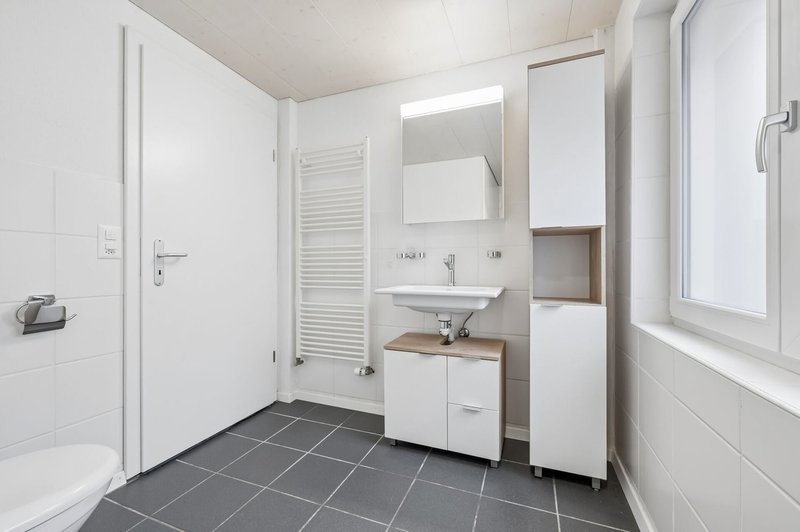 Helles Badezimmer mit Tageslicht