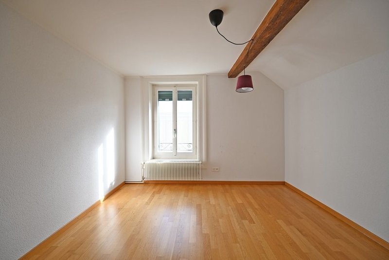 Zimmer neben Balkon