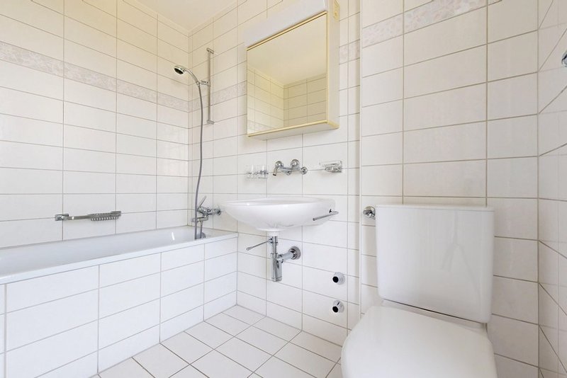 Badezimmer mit Zugang zum Balkon