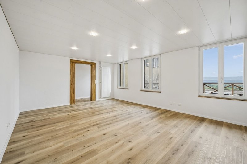 Grosszügiger Raum mit Weitblick