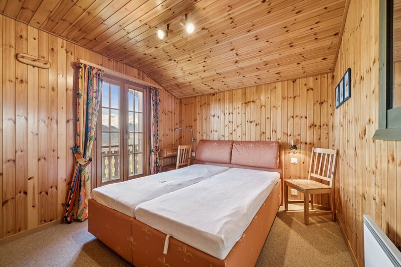 Zimmer mit Zugang zum Balkon