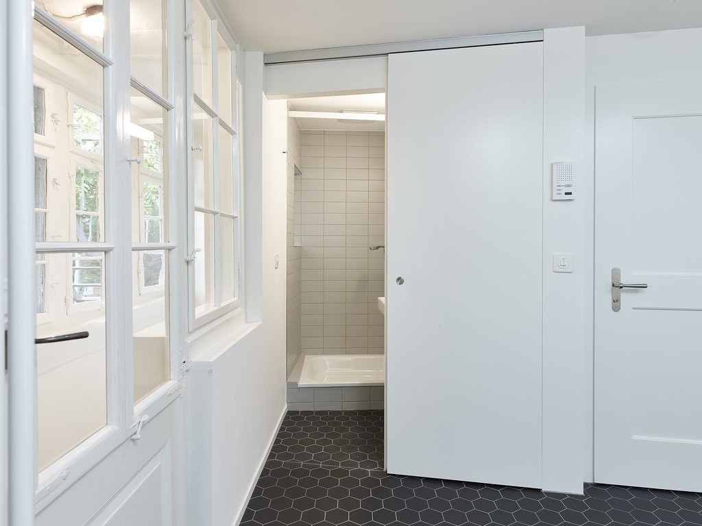 Arbeitszimmer mit Sicht zum Bad